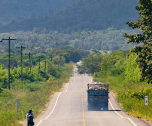 La presidenta de Honduras, Xiomara Castro, inauguró un tramo de 18.3 kilómetros de carretera entre Limones y Puente Quebrada Ulúa, en el municipio de Salamá, Olancho.