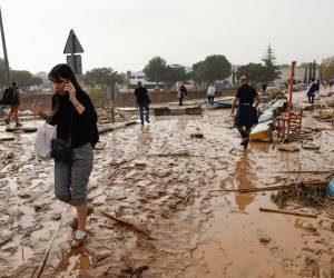 La reciente catástrofe ya ha dejado numerosas vías y carreteras intransitables, lo que dificulta aún más las labores de rescate.