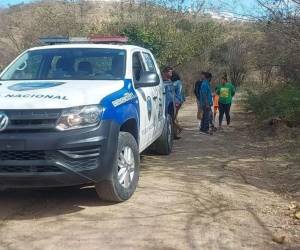 El cadáver quedó tendido boca arriba en las cercanías de un potrero en el referido sector.