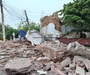 El campanario de la histórica iglesia La Merced en Choluteca colapsó debido a las intensas lluvias que afectan la región sur de Honduras, el icónico lugar amaneció en el suelo.