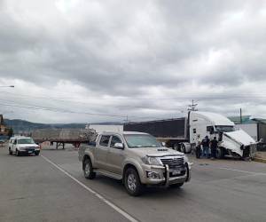 Debido a que los pesados vehículos quedaron en el carril que conduce hacia la capital, se formaron largas filas de vehículos.