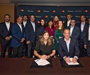 Camilo Atala, Presidente Ejecutivo de Grupo Ficohsa, y Kiki del Valle, Presidente de Mastercard para Latinoamérica Norte, firman el acuerdo de lanzamiento de la nueva tarjeta.