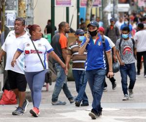 Las autoridades de Salud planean implementar el uso obligatorio de la mascarilla en el transporte público y en los bancos.