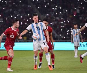 El argentino Giovani Lo Celso luchó por el balón con Marc Anthony klok de Indonesia durante el partido amistoso de fútbol internacional entre Indonesia y Argentina en Yakarta.