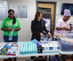 Kamala Harris compartió esta imagen en su cuenta de X, donde se le ve ayudando a voluntarios a repartir comida, insumos de higiene personal y otros objetos de primera necesidad.