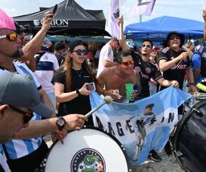 La ciudad de Miami se ha contagiado de un fervor futbolístico sin precedentes tras el anuncio de la llegada de Lionel Messi al Inter Miami. Los hinchas del equipo y fanáticos del astro argentino no han escatimado en muestras de alegría y entusiasmo, celebrando este histórico fichaje que ha revolucionado el mundo del fútbol.