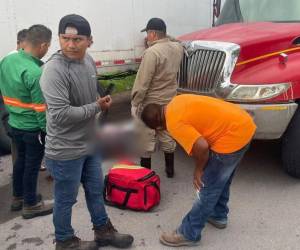 El cuerpo del hondureño quedó bajo el camión tras ser embestido en su motocicleta.