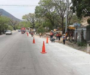 La ampliación con el tercer carril se ejecuta en alguno tramos de la salida al sur, los vecinos agradecen la obra pero sostienen que esa no es una solución definitiva al congestionamiento vial.