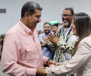 Momento en que la actual parlamentaria de Libre, “Pichu” Zelaya saluda a Nicolás Maduro, presidente de Venezuela y candidato a la reelección.