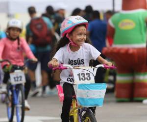 Con una enorme sonrisa en su rostro, vestidas con sus colores favoritos y determinadas a llegar a la meta, las niñas que participaron en la Vuelta Ciclística Infantil de EL HERALDO dieron cátedra de disciplina al pedalear y aquí te compartimos sus mejores imágenes.