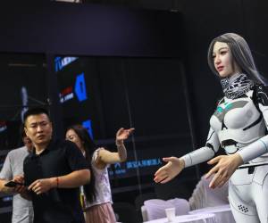 La Conferencia Mundial de Robótica 2024 en Pekín revela el impacto creciente de la robótica en la industria, la medicina y el ocio, con la presentación de robots humanoides como Tiangong 1.2max y Optimus de Tesla.