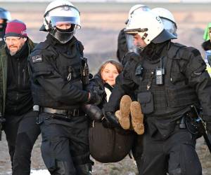 Momento que la activista era sacada por la fuerza de la zona de peligro.