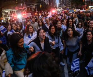 Protestantes hacen vigilia en apoyo a la situación que esta enfrentando Israel en Nueva York.