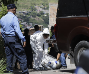 Sus cadáveres fueron encontrados maniatados y semidesnudos en el sector antes mencionado.