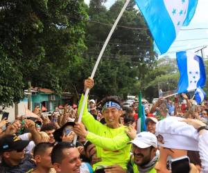 El influencer japonés Shin Fujiyama cruzó la aduana El Poy en Ocotepeque, pasado de la 1:00 pm, procedente de El Salvador. Hoy seguirá con un recorrido de 27 km en territorio nacional. Foto Melvin Cubas.