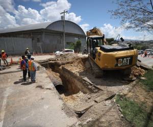 La maquinaria en el lugar de trabajo ya abrió la calzada del anillo periférico. Se reporta tráfico en la zona.