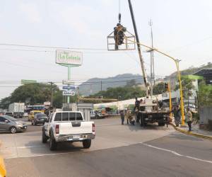 Los preparativos para que los buses de la ruta del sur ingresen al mercado Perisur, comenzaron este martes con la instalación de un semáforo en la zona.