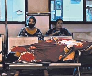 Una paciente renal llevó su cobija para dormir y guardar cupo para que le realicen diálisis en el Instituto Hondureño de Seguridad social.