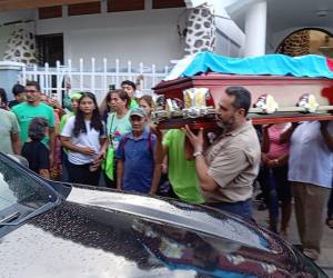 La tarde del lunes, el ambientalista y regidor Juan Antonio López, fue sepultado en el cementerio del municipio de Tocoa, Colón.