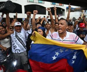 Cientos de venezolanos salieron a las calles de caracas para exigirle a Maduro que entregue el poder.