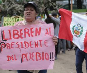 La nueva mandataria dice que tiene la intención de cumplir el resto del mandato de Castillo, hasta julio de 2026, mientras sendas protestas ya dejan varias muertes en Perú.