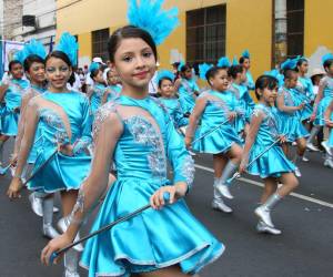 Las calles de Tegucigalpa y Comayagüela fueron testigos del fervor patrio de los niños de primaria.