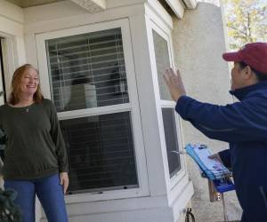 A horas de las elecciones que pueden cambiar la historia de Estados Unidos, decenas de voluntarios salieron para hacer campaña puerta a puerta en Arizona, uno de los estados clave para los comicios, enfocados en movilizar el voto latino.