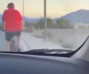 En el video quedaron captadas, además, las risas de los jóvenes cuando ven a lo lejos al ciclista caer contra el pavimento, herido de muerte.