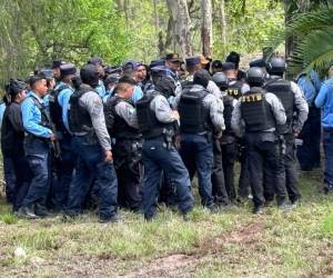 Elementos de distintas direcciones de la Policía Nacional fueron enviados para encontrar el paradero de los cinco jóvenes que desaparecieron en Residencial Honduras de Tegucigalpa. A continuación, más información.