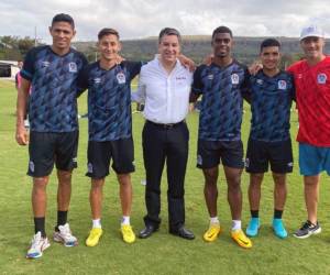 El presidente de Olimpia y Pedro Troglio junto a los cuatro ganadores.