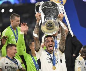 Joselu levantando el trofeo de la Champions League que conquistó con el Real Madrid.