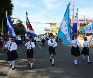 Los desfiles de los Centros de Educación Básica son un testimonio viviente de la pasión y el orgullo de todos los hondureños por su querida tierra.