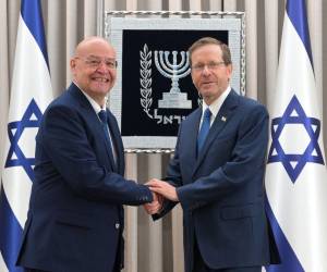 El embajador Roberto Martínez cuando presentó sus cartas credenciales ante el presidente de Israel, Isaac Herzog, el pasado 24 de octubre, es decir, menos de dos semanas.