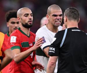 Pepe se enfrascó en una discusión con el juez central durante el partido entre Marruecos y Portugal.