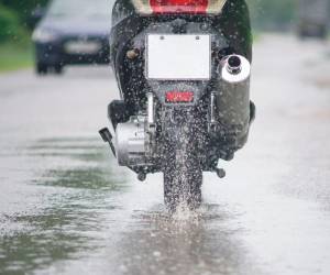 La conducción en condiciones climáticas adversas, como lluvia intensa o neblina, exige un enfoque cauteloso. Lo ideal es mantener una distancia prudente con el vehículo de enfrente para evitar incidentes derivados de una calle mojada.