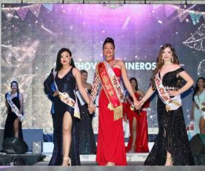 Las tres finalistas a Reina Ferisan 2024 se tomaron de las manos mientras esperaban escuchar el veredicto final del jurado. Lesly Colindres se llevó el título a Reina del Turismo, Allison Osorio ganó como Reina del Carnaval, y Danna Zerón Wood se alzó como la máxima soberana de San Lorenzo edición 2024.