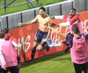 Iván Ochoa celebrando su histórico doblete.