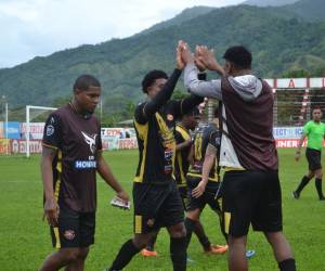 Jugadores del Génesis celebran uno de los goles.