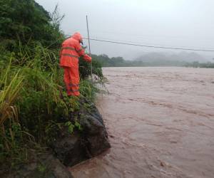 El cuerpo de Bomberos monitorea el nivel del río Ulúa en la estación Chinda, en Santa Bárbara.