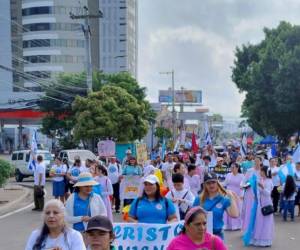 Varias iglesias capitalinas se reunieron este domingo en el bulevar Suyapa para celebrar con fervor el Día de la Biblia 2024 bajo el lema “Di la Palabra y mi Nación Sanará”.