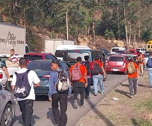 En la zona no hay paso vehicular, por lo que algunas personas han optado por hacer el ingreso a la ciudad a pie.