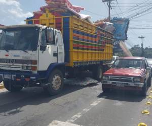 El cuerpo de la víctima quedó bajo el pesado camión.