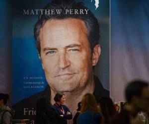 Las autoridades de California aseguraron que el actor Matthew Perry fue víctima de una red delictiva clandestina distribuidora de ketamina y apuntaron que hasta el momento han imputado a cinco personas por su muerte, entre ellos a su asistente personal.