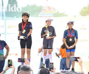 Amy Sofía Colindres Lagos, con el número 167, obtuvo el tercer lugar de la categoría 9-10 años. Aquí sale acompañada junto a las ganadoras del segundo y primer lugar, respectivamente.