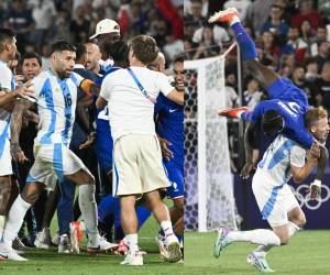 Luego de que Francia eliminara a Argentina en los Juegos Olímpicos, los futbolistas de ambas selecciones protagonizaron un zafarrancho en la cancha.