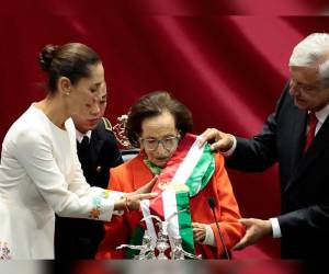 Fotografía de archivo tomada el 1 de octubre que muestra a la presidenta de la Cámara de Diputados de México, Ifigenia Martínez (c), quien falleció este sábado a los 94 años, informó la presidenta de México, Claudia Sheinbaum.