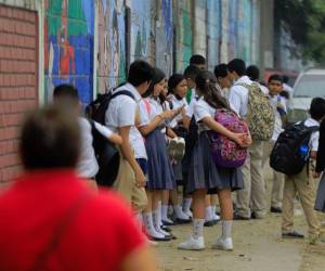 Estudiantes del Instituto José Trinidad Reyes en la zona norte del país tampoco utilizan la mascarilla en el centro educativo.