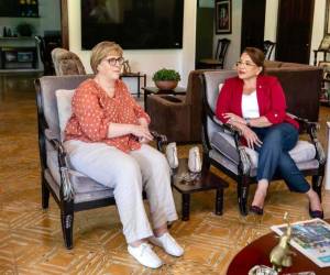 La presidenta recibió a la embajadora en su casa de campo en Catacamas.