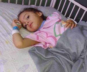 La pequeña Alejandra Rodas se encuentra hospitalizada en el tercer piso del Marterno Infantil del Hospital Escuela.