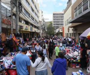 Los capitalinos y personas que visitan la capital aprovechan estas fechas para realizar las compras en los diferentes mercados.